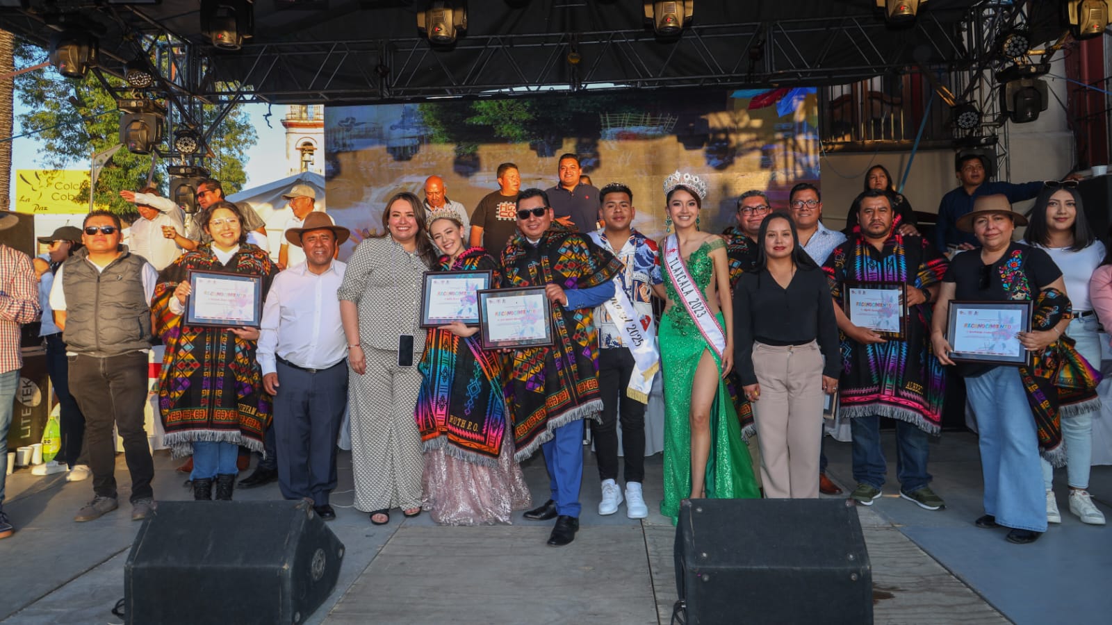 Gran desfile llena de fiesta las calles de Chiautempan en el remate de Carnaval